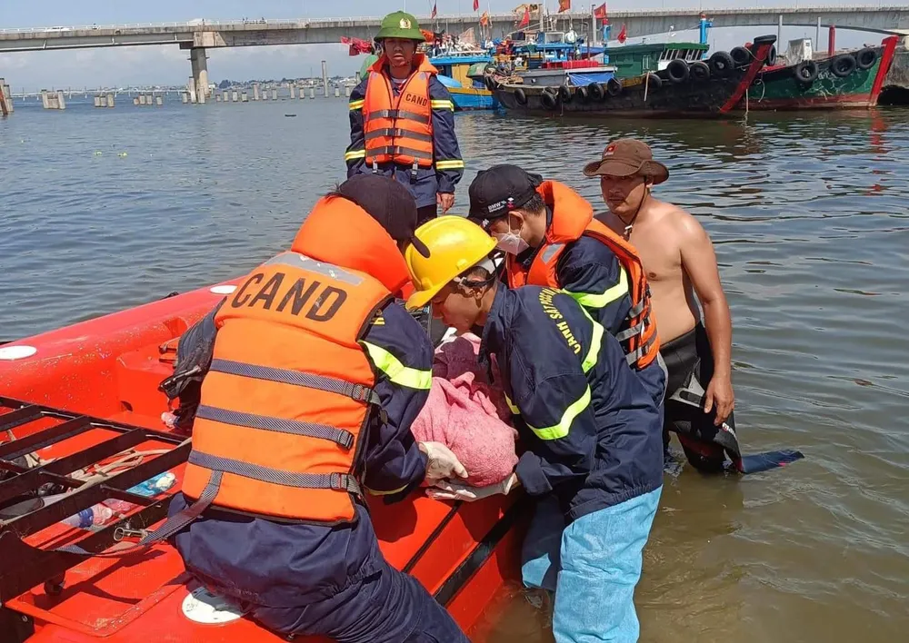 Thi thể cháu bé được tìm thấy. Ảnh: PCCC&CNCH tỉnh Quảng Trị Thi thể cháu bé được tìm thấy. Ảnh: PCCC&CNCH tỉnh Quảng Trị