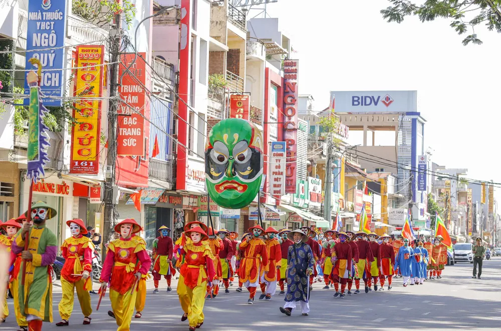 Lễ quảng diễn trên phố thu hút nhiều người dân và du khách đến xem. Lễ quảng diễn trên phố thu hút nhiều người dân và du khách đến xem.