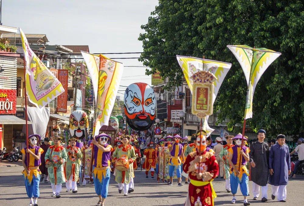 Trong tiếng kèn, trống, cờ xí, với sự trình diễn của các đội Đại nhạc, Tiểu nhạc, đoàn rước diễu hành qua các tuyến phố, tạo nên hình ảnh đẹp mắt. Trong tiếng kèn, trống, cờ xí, với sự trình diễn của các đội Đại nhạc, Tiểu nhạc, đoàn rước diễu hành qua các tuyến phố, tạo nên hình ảnh đẹp mắt.