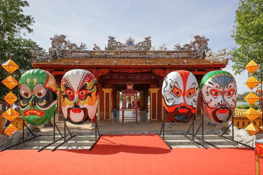 Các diễn viên, nghệ sĩ của Nhà hát Nghệ thuật truyền thống Cung đình Huế trình diễn các trích đoạn tuồng: “Ác thiện ẩn hình”, “Mộc Quế Anh dâng cây Giáng hương long”, trống hội Tuồng đồ và bài bản múa bông. Các diễn viên, nghệ sĩ của Nhà hát Nghệ thuật truyền thống Cung đình Huế trình diễn các trích đoạn tuồng: “Ác thiện ẩn hình”, “Mộc Quế Anh dâng cây Giáng hương long”, trống hội Tuồng đồ và bài bản múa bông.