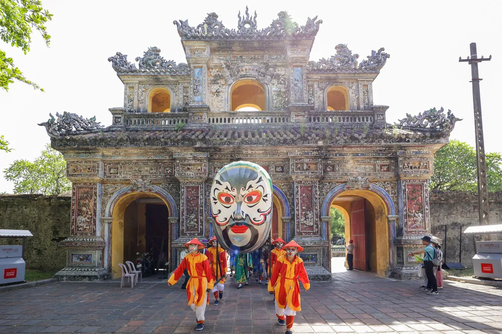 Đây là lần đầu tiên, nghệ thuật Tuồng được giới thiệu đến đông đảo công chúng qua hình thức quảng diễn. Đây là lần đầu tiên, nghệ thuật Tuồng được giới thiệu đến đông đảo công chúng qua hình thức quảng diễn.