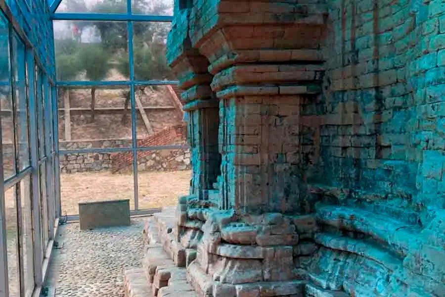 Tháp Chăm Phú Diên là một trong những công trình kiến trúc gạch Chăm sớm nhất còn lại ở khu vực miền Trung, khoảng thế kỷ VIII. Vị trí độc đáo, quá trình phát hiện tháp và giải pháp bảo tồn tiến hành trong gần 20 năm qua đã thành công nhất định.