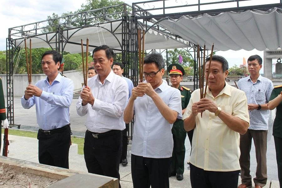 Phó Thủ tướng Vũ Đức Đam cùng đoàn công tác dâng hương. Ảnh: N.D