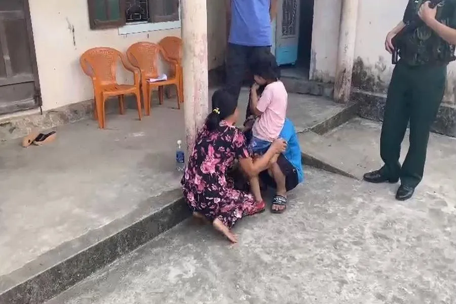 Nguyễn Văn Hải ôm lấy mẹ và con thơ.