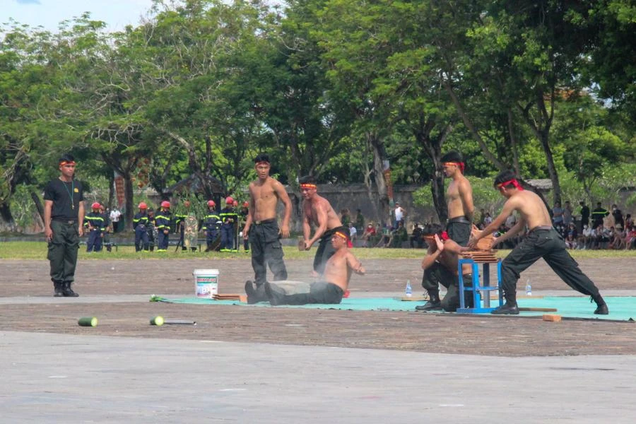 Các màn biểu diễn như đồng diễn phân thế bài Mai hoa quyền, biểu diễn mô tô, kỵ binh, biểu diễn khí công, công phá; biểu diễn vận động vượt qua các địa hình vật cản, bắn súng ứng dụng đánh chiếm mục tiêu do các lực lượng thuộc Bộ Tư lệnh Cảnh sát cơ động; Bộ Tư lệnh Cảnh vệ, Bộ Công an biểu diễn.