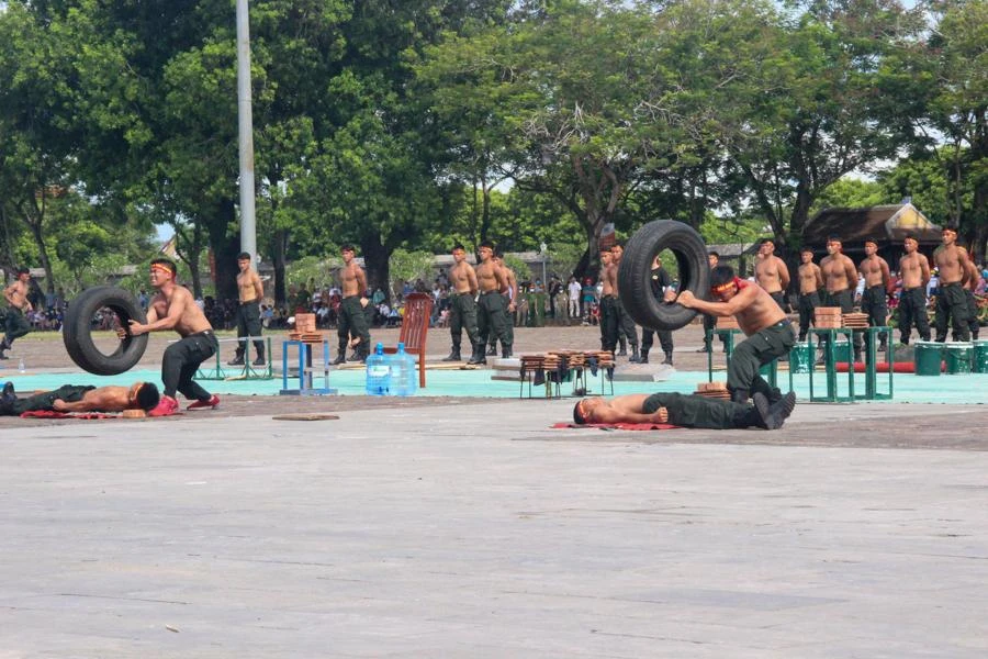 Những màn biểu diễn khí công thu hút sự chú ý của người dân.