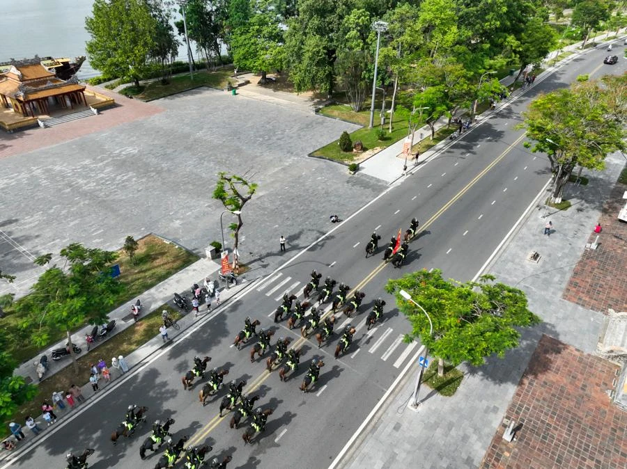 Đoàn kỵ binh đi qua trước Đại nội Huế.