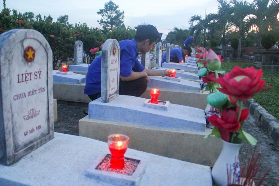 Những bia mộ "Liệt sĩ chưa biết tên" sẽ được thay đổi thành "Mộ liệt sĩ chưa xác định được thông tin". Ảnh: NGUYỄN DO