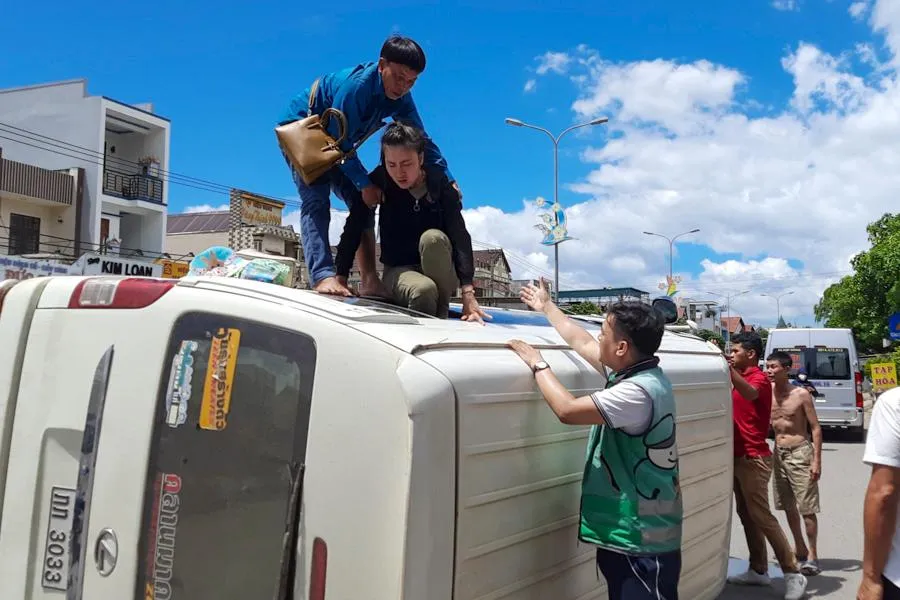 Người dân Quảng Trị cứu người mắc kẹt trong xe ô tô ra ngoài. Ảnh: ND Người dân Quảng Trị cứu người mắc kẹt trong xe ô tô ra ngoài. Ảnh: ND