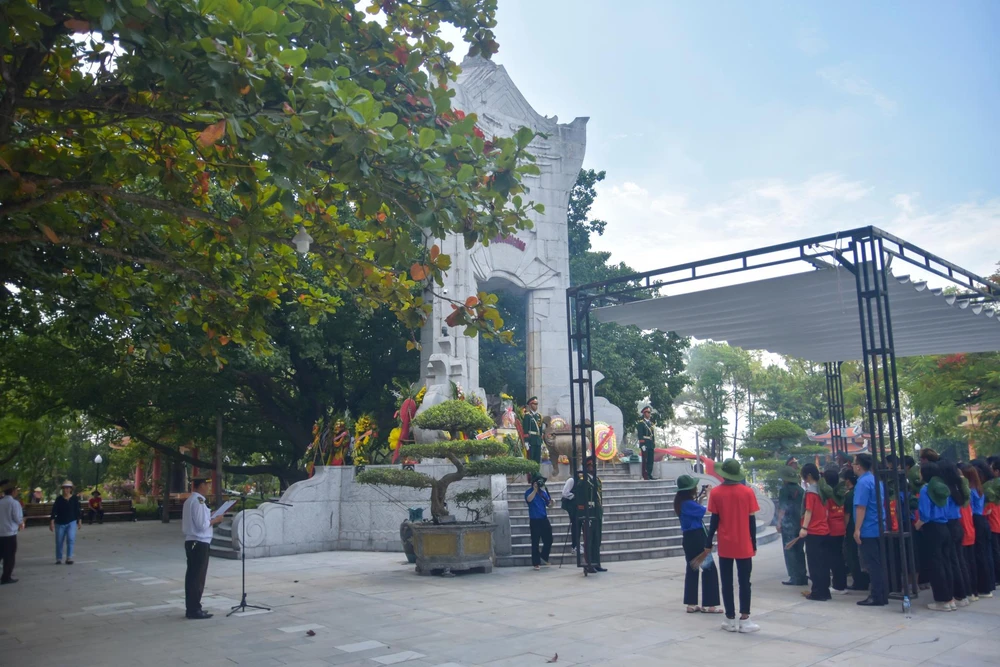 Những ngày tháng 7, dòng người trên cả nước lại trở về Nghĩa trang liệt sĩ Quốc gia Trường Sơn (xã Vĩnh Trường, huyện Gio Linh, Quảng Trị) để tỏ lòng tri ân và tưởng nhớ đến những chiến sĩ đã anh dũng chiến đấu, hi sinh trên tuyến đường Trường Sơn huyền thoại. Ảnh: NGUYỄN DO