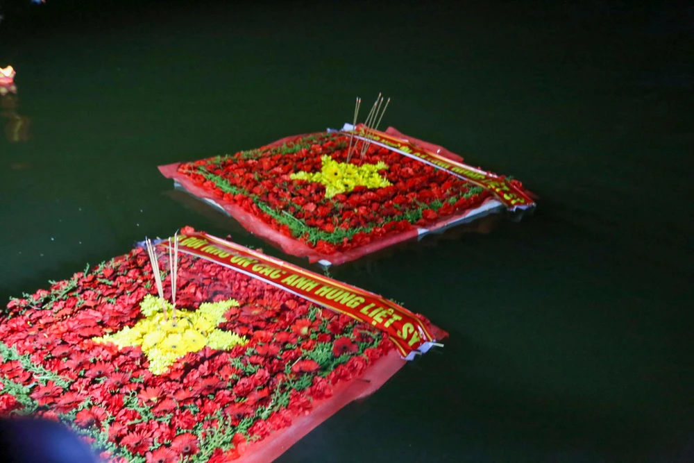 Những vòng hoa được thả trên sông Thạch Hãn.