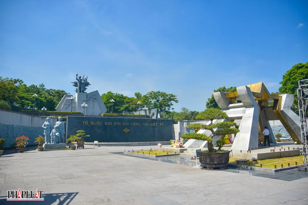 Sáng 27-7, nhiều người thân, đồng đội, người dân nhiều nơi đến Nghĩa trang liệt sĩ Quốc gia Đường 9 để thắp hương, viếng các anh hùng liệt sĩ nhân dịp 75 năm ngày Thương binh Liệt sĩ. Ảnh: NGUYỄN DO Sáng 27-7, nhiều người thân, đồng đội, người dân nhiều nơi đến Nghĩa trang liệt sĩ Quốc gia Đường 9 để thắp hương, viếng các anh hùng liệt sĩ nhân dịp 75 năm ngày Thương binh Liệt sĩ. Ảnh: NGUYỄN DO