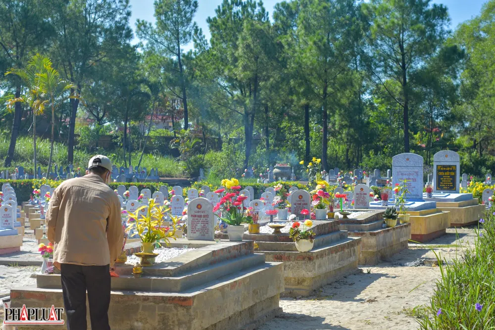 Phần mộ của 1 liệt sĩ hy sinh tại Trạm Kiểm lâm 67 khi làm nhiệm vụ tìm kiếm người mất tích tại Thủy điện Rào Trăng 3 và 2 liệt sĩ của Đoàn kinh tế - Quốc phòng 337 hy sinh vào mùa đông năm 2020. Ảnh: NGUYỄN DO Phần mộ của 1 liệt sĩ hy sinh tại Trạm Kiểm lâm 67 khi làm nhiệm vụ tìm kiếm người mất tích tại Thủy điện Rào Trăng 3 và 2 liệt sĩ của Đoàn kinh tế - Quốc phòng 337 hy sinh vào mùa đông năm 2020. Ảnh: NGUYỄN DO