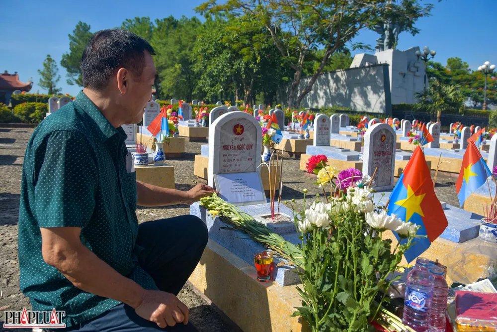 Ông Nguyễn Ngọc Giao (ở Hà Nội) có mặt tại phần mộ anh trai mình là liệt sĩ Nguyễn Ngọc Quỳ ngay từ sáng sớm. Anh Giao kể rằng, vào năm 2011, ông cùng đoàn của đơn vị vào dâng hương tại Nghĩa trang liệt sĩ Đường 9 thì bất ngờ phát hiện ngôi mộ có tên "liệt sĩ Nguyễn Ngọc Quý" nhưng có ngày tháng năm sinh, địa chỉ trùng với địa chỉ của anh trai ông nên đã tiến hành xác minh thông tin và đúng đó là anh trai mình. Ảnh: NGUYỄN DO Ông Nguyễn Ngọc Giao (ở Hà Nội) có mặt tại phần mộ anh trai mình là liệt sĩ Nguyễn Ngọc Quỳ ngay từ sáng sớm. Anh Giao kể rằng, vào năm 2011, ông cùng đoàn của đơn vị vào dâng hương tại Nghĩa trang liệt sĩ Đường 9 thì bất ngờ phát hiện ngôi mộ có tên "liệt sĩ Nguyễn Ngọc Quý" nhưng có ngày tháng năm sinh, địa chỉ trùng với địa chỉ của anh trai ông nên đã tiến hành xác minh thông tin và đúng đó là anh trai mình. Ảnh: NGUYỄN DO
