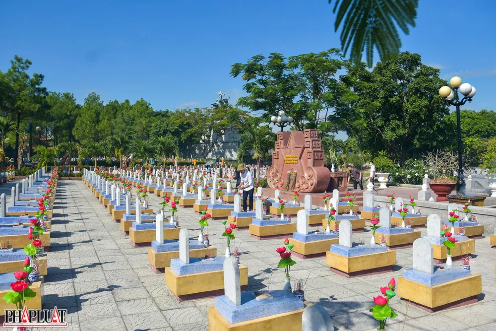 Ở những góc khác của nghĩa trang, nhiều người thân, đồng đội ở nhiều nơi cũng trở về thắp hương, tưởng nhớ đến các anh hùng liệt sĩ. Ảnh: NGUYỄN DO Ở những góc khác của nghĩa trang, nhiều người thân, đồng đội ở nhiều nơi cũng trở về thắp hương, tưởng nhớ đến các anh hùng liệt sĩ. Ảnh: NGUYỄN DO