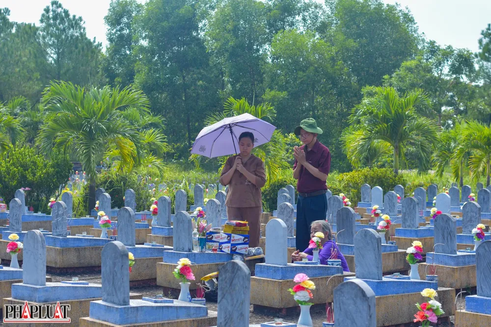 Gia đình thắp hương phần mộ của liệt sĩ Nguyễn Văn Bảo và đồng đội. Ảnh: NGUYỄN DO Gia đình thắp hương phần mộ của liệt sĩ Nguyễn Văn Bảo và đồng đội. Ảnh: NGUYỄN DO