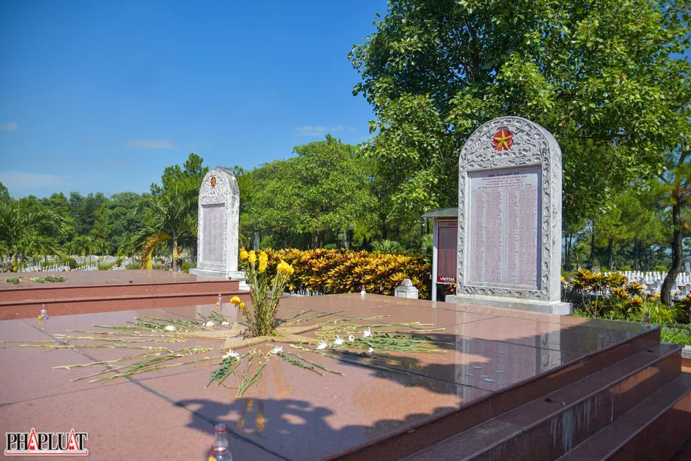 Ngôi mộ chung của 123 liệt sĩ tại Nghĩa trang liệt sĩ quốc gia Đường 9. Ảnh: NGUYỄN DO Ngôi mộ chung của 123 liệt sĩ tại Nghĩa trang liệt sĩ quốc gia Đường 9. Ảnh: NGUYỄN DO