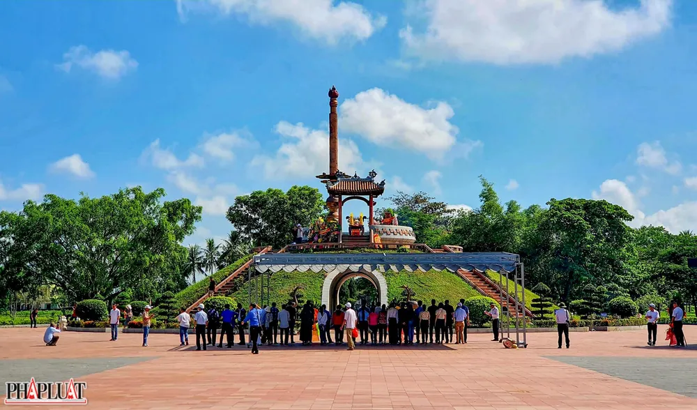 Những ngày này, tại Thành cổ Quảng Trị, Nghĩa trang liệt sĩ quốc gia Trường Sơn và 70 nghĩa trang khác tại Quảng Trị cũng đón nhận các thân nhân, đồng đội và người dân đến thăm viếng dâng hương. Ảnh: NGUYỄN DO Những ngày này, tại Thành cổ Quảng Trị, Nghĩa trang liệt sĩ quốc gia Trường Sơn và 70 nghĩa trang khác tại Quảng Trị cũng đón nhận các thân nhân, đồng đội và người dân đến thăm viếng dâng hương. Ảnh: NGUYỄN DO