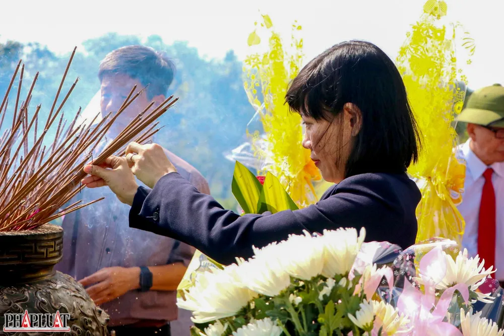 Người dân kính cẩn dâng hương tưởng nhớ những công ơn của các anh hùng liệt sĩ đã ngã xuống cho từng tấc đất của Tổ quốc thiêng liêng. Ảnh: NGUYỄN DO Người dân kính cẩn dâng hương tưởng nhớ những công ơn của các anh hùng liệt sĩ đã ngã xuống cho từng tấc đất của Tổ quốc thiêng liêng. Ảnh: NGUYỄN DO
