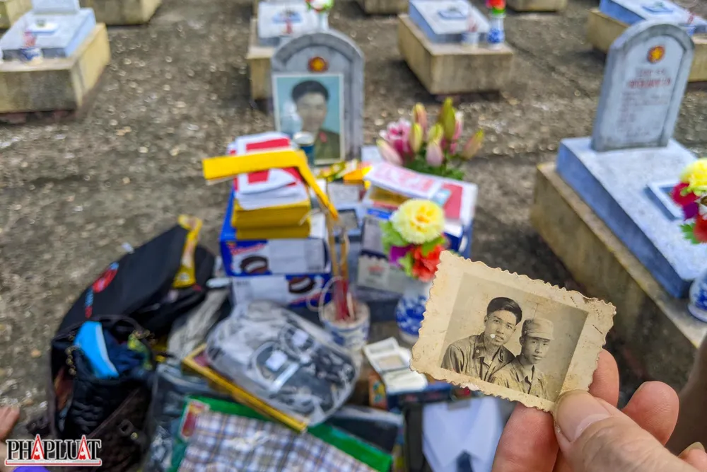 Bà Thuận cùng gia đình mang theo kỷ vật là những bức ảnh, chiếc đồng hồ của liệt sĩ Nguyễn Văn Bảo. Ảnh: NGUYỄN DO Bà Thuận cùng gia đình mang theo kỷ vật là những bức ảnh, chiếc đồng hồ của liệt sĩ Nguyễn Văn Bảo. Ảnh: NGUYỄN DO