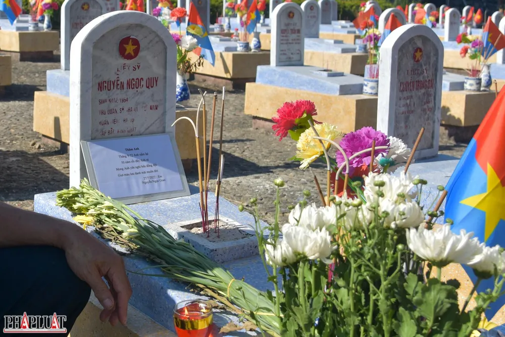 "Giữa Quý và Quỳ có thể do quá trình thu thập thông tin liệt sĩ, từ đó đến nay, năm nào tôi cũng vào nghĩa trang đường 9 để thắp hương cho anh trai mình" - anh Giao nói. "Lần này đúng dịp 50 ngày anh hi sinh, tôi có viết đôi câu thơ để tặng anh: Tháng 9-72 Anh nằm lại 50 năm rồi đấy Anh ơi Mong Anh yên nghỉ bên đồng đội Giọt máu lưu danh mãi muôn đời". "Giữa Quý và Quỳ có thể do quá trình thu thập thông tin liệt sĩ, từ đó đến nay, năm nào tôi cũng vào nghĩa trang đường 9 để thắp hương cho anh trai mình" - anh Giao nói. "Lần này đúng dịp 50 ngày anh hi sinh, tôi có viết đôi câu thơ để tặng anh: Tháng 9-72 Anh nằm lại 50 năm rồi đấy Anh ơi Mong Anh yên nghỉ bên đồng đội Giọt máu lưu danh mãi muôn đời".