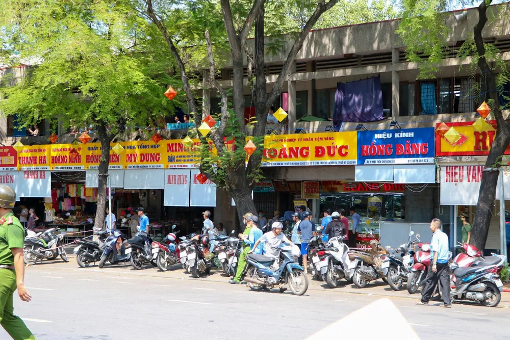 Do đây là khu vực trung tâm TP Huế, đông dân, để đảm bảo an toàn cho người dân,lực lượng Công an đã tìm cách hướng đối tượng di chuyển đến nhà Lục Giác- Công viên Trịnh Công Sơn.