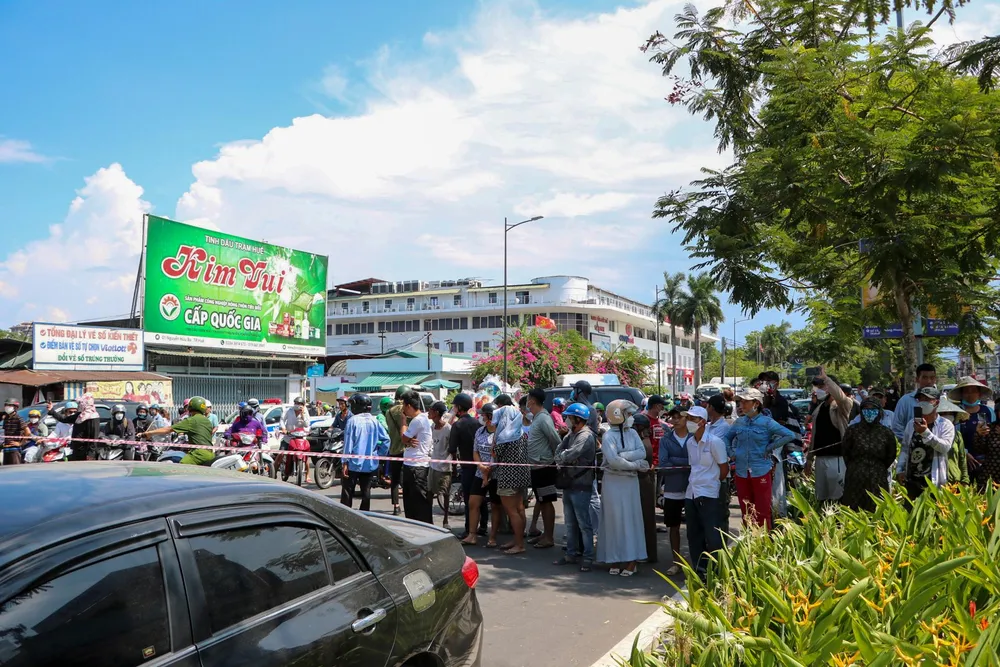 Rất đông người dân hiếu kỳ đến theo dõi vụ việc, nhiều người dùng điện thoại để phát trực tiếp hành trình bao vây, truy bắt đối tượng.