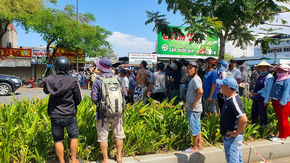 Khi được Đại tá Đặng Ngọc Sơn gặp gỡ, động viên, thuyết phục, đối tượng đã đồng ý và giao nộp vũ khí.