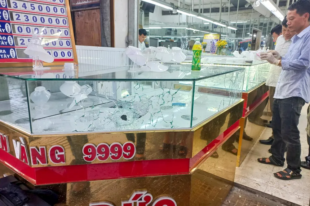 Tiệm vàng xảy ra vụ việc. Tiệm vàng xảy ra vụ việc.