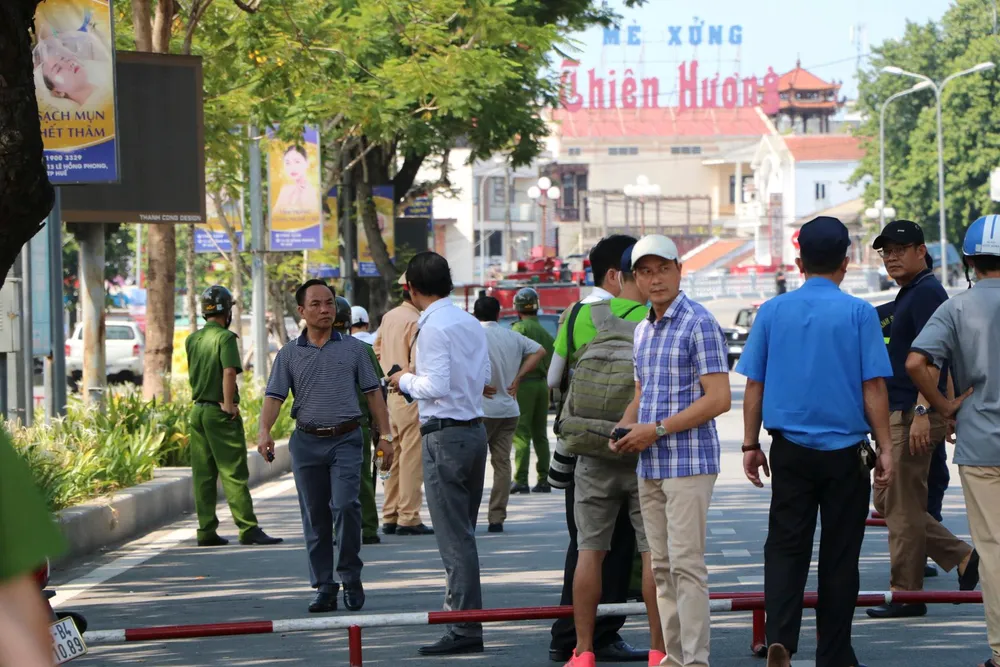 Vào khoảng 12h30 cùng ngày, một đối tượng sử dụng súng AK bất ngờ xông vào hai tiệm vàng Hoàng Đức và Thái Lợi (chợ Đông Ba) nổ súng chỉ thiên uy hiếp chủ tiệm vàng rồi cướp vàng. Sau đó đối tượng đem số vàng này vứt ra phía vỉa hè rồi đi bộ đến khu vực cầu Gia Hội