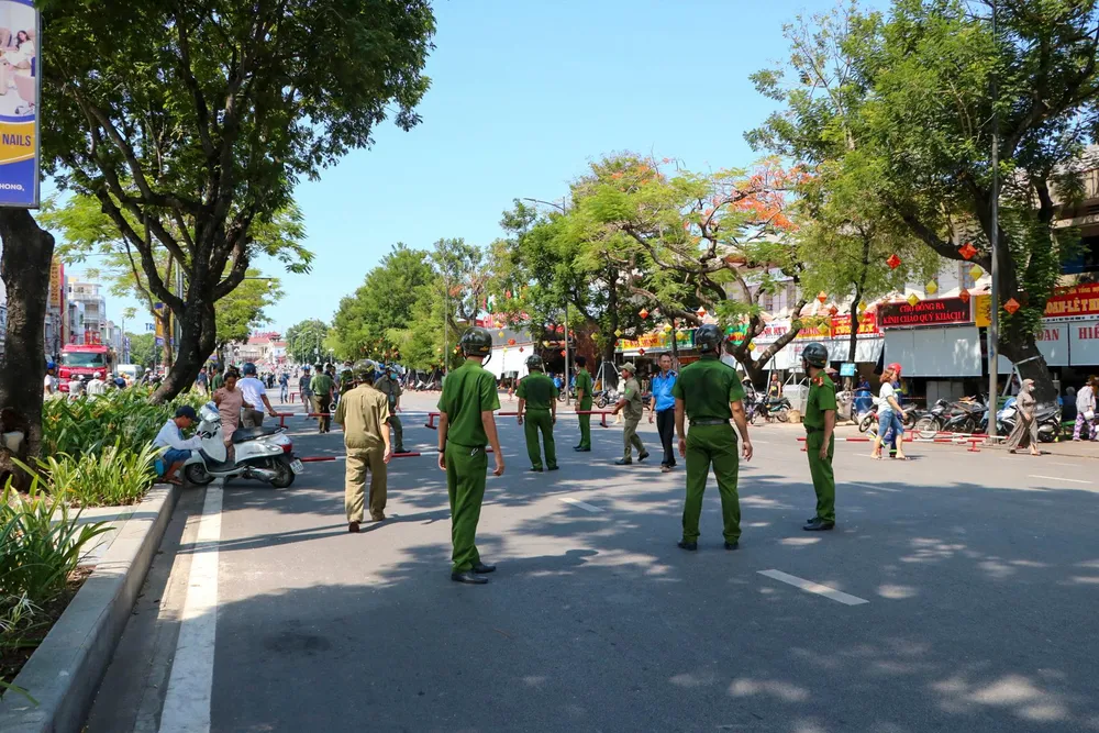 Thời điểm xảy ra vụ việc, rất đông người dân hiếu kỳ đến theo dõi sự việc khiến lực lượng chức năng phải vất vả phân luồng, ngăn chặn vì tên cướp tiệm vàng luôn có khẩu súng AK bên người.