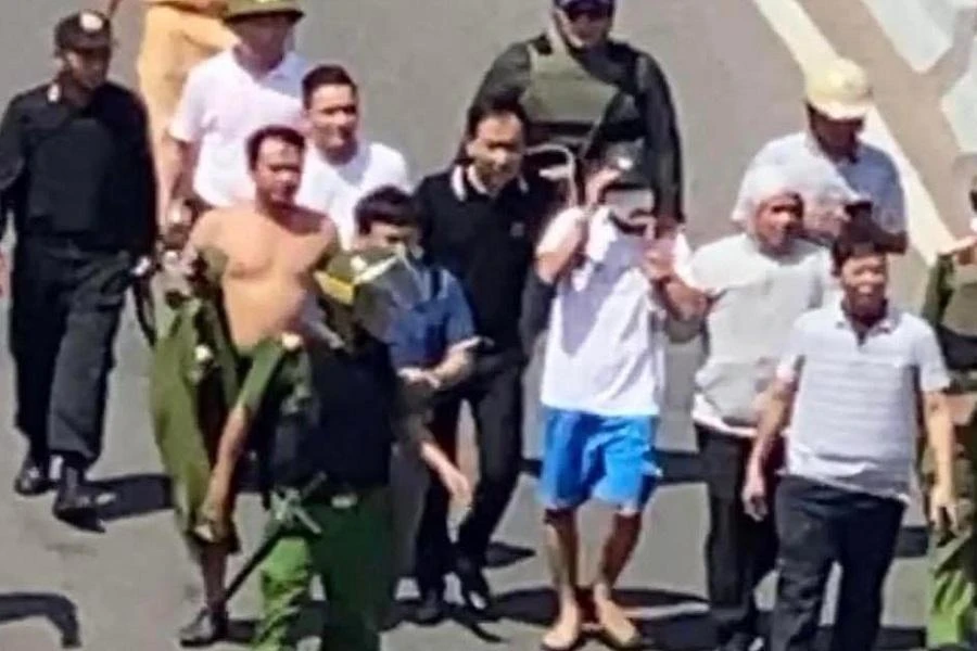 Lực lượng chức năng khống chế người đàn ông cướp vàng. Ảnh: CTV