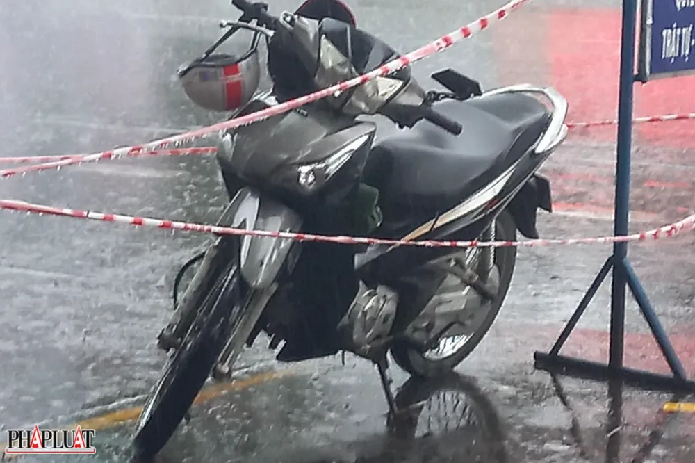 Xe nghi phạm để lại hiện trường. Ảnh: N.D Xe nghi phạm để lại hiện trường. Ảnh: N.D