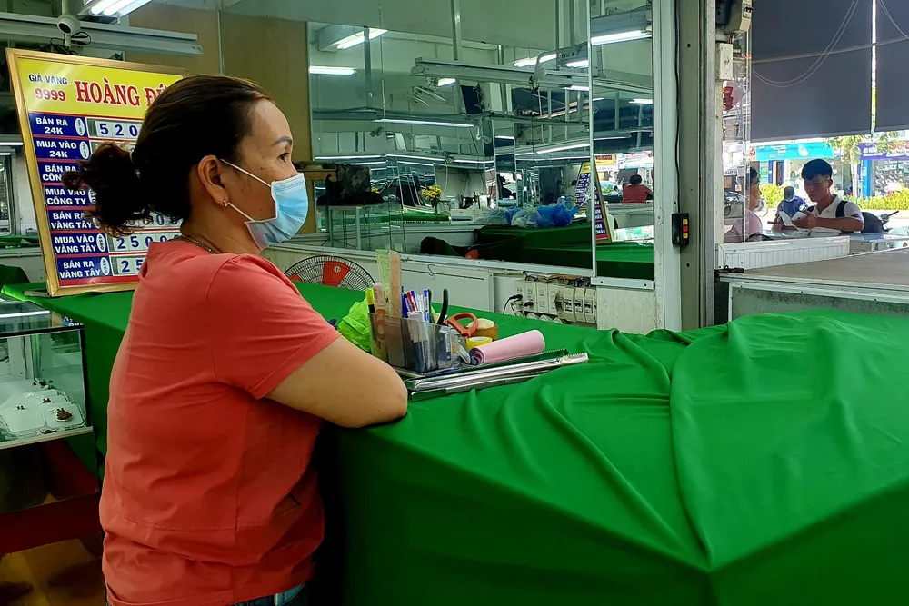 Chị Hà kể lại vụ việc. Ảnh: N.D