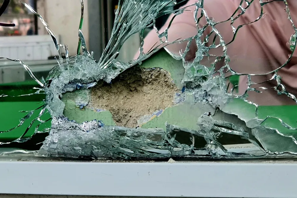 Dấu vết đạn còn lại trên tủ đựng vàng.