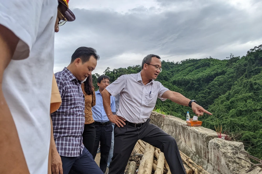 Ông Khuất Việt Hùng có mặt tại hiện trường. Ảnh: NGUYỄN DO