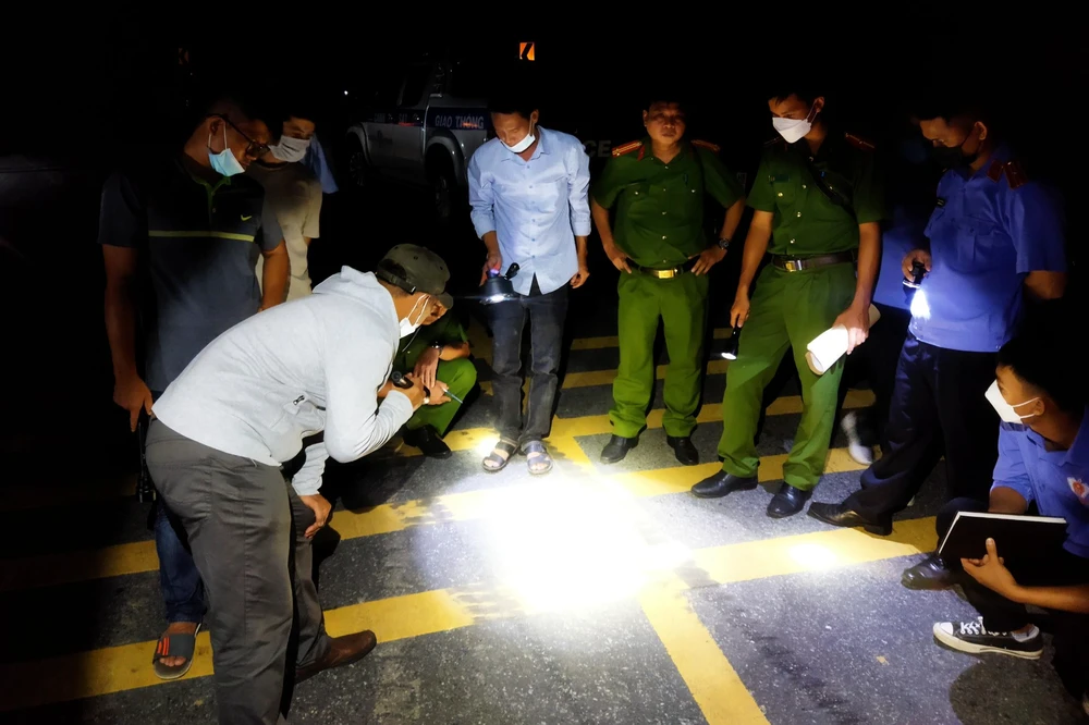 Lực lượng chức năng điều tra làm rõ vụ tai nạn.