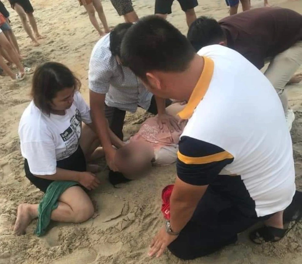 3 chiến sĩ Công an đã tiến hành sơ cứu cho một người phụ nữ bị đuối nước. Ảnh cắt từ clip.