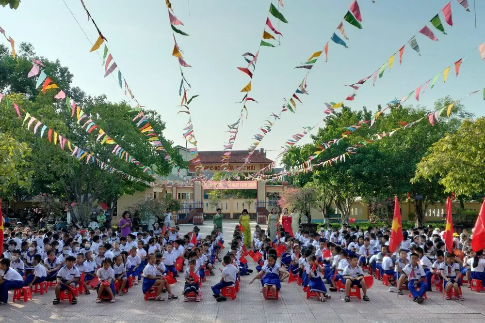 Học sinh trường Tiểu học thị trấn Ái Tử (huyện Triệu Phong) vui tươi trong ngày khai giảng. Ảnh: B.TRÂM
