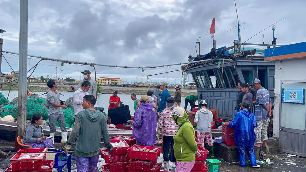 Theo dự báo, Thừa Thiên - Huế là một trong những địa phương chịu ảnh hưởng trực tiếp của bão Noru, nên lực lượng chức năng kêu gọi tàu thuyền vào bờ và tiến hành cấm biển từ hôm nay. Theo dự báo, Thừa Thiên - Huế là một trong những địa phương chịu ảnh hưởng trực tiếp của bão Noru, nên lực lượng chức năng kêu gọi tàu thuyền vào bờ và tiến hành cấm biển từ hôm nay.