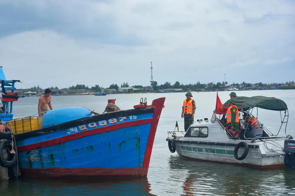 Các chiến sĩ biên phòng Đồn Biên phòng Cửa khẩu cảng Cửa Việt (Biên phòng tỉnh Quảng Trị) hướng dẫn các chủ tàu thuyền vào nơi neo đậu.