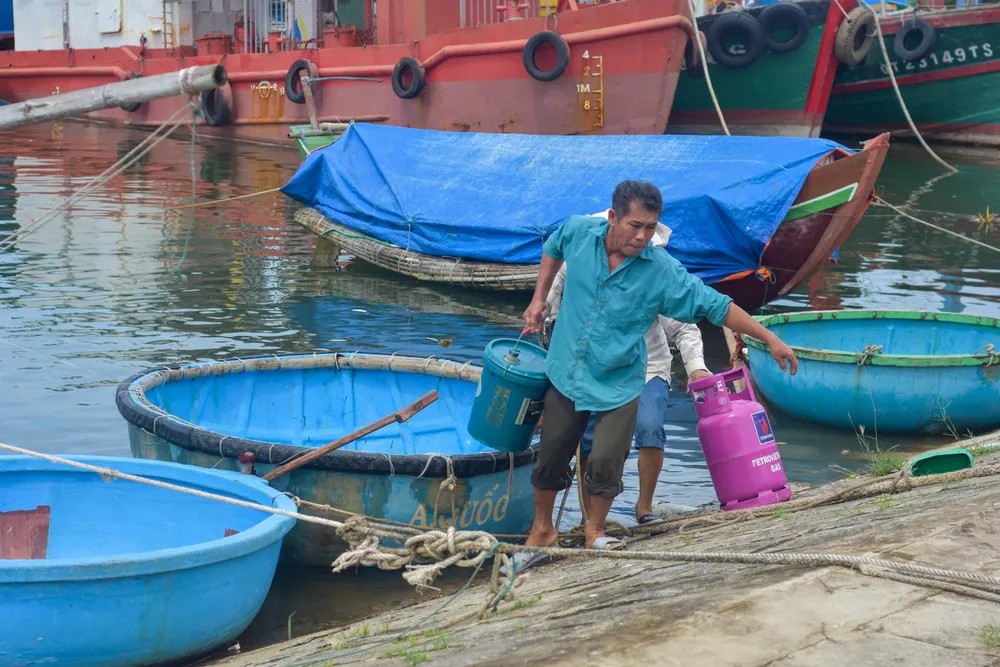 Người dân vận chuyển những đồ đạc trên các thuyền vào bờ, đảm bảo an toàn khi bão số 4 ảnh hưởng trực tiếp đến đất liền nước ta.
