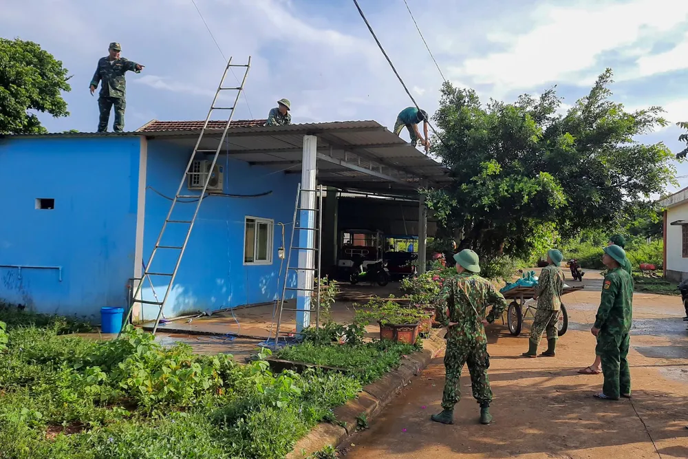 Tại huyện đảo Cồn Cỏ (Quảng Trị) lực lượng chức năng đã hỗ trợ người dân gia cố nhà cửa.