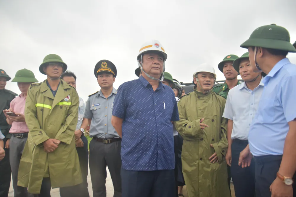 Bộ trưởng Lê Minh Hoan kiểm tra tại khu neo đậu tàu thuyền Phú Hải. Ảnh: NGUYỄN DO