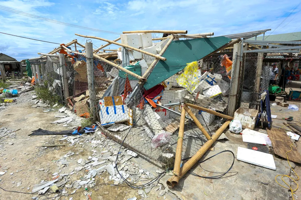 Tại khu chợ Cửa Việt có khoảng hơn 180 hàng quán bị tốc mái hư hỏng. Tại khu chợ Cửa Việt có khoảng hơn 180 hàng quán bị tốc mái hư hỏng.