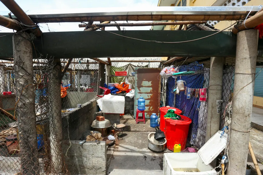 Người dân cho biết, cơn lốc quét qua khoảng 5 phút, lúc này gió giật rất mạnh, để lại cảnh tan hoang tại thị trấn bên biển này. Người dân cho biết, cơn lốc quét qua khoảng 5 phút, lúc này gió giật rất mạnh, để lại cảnh tan hoang tại thị trấn bên biển này.