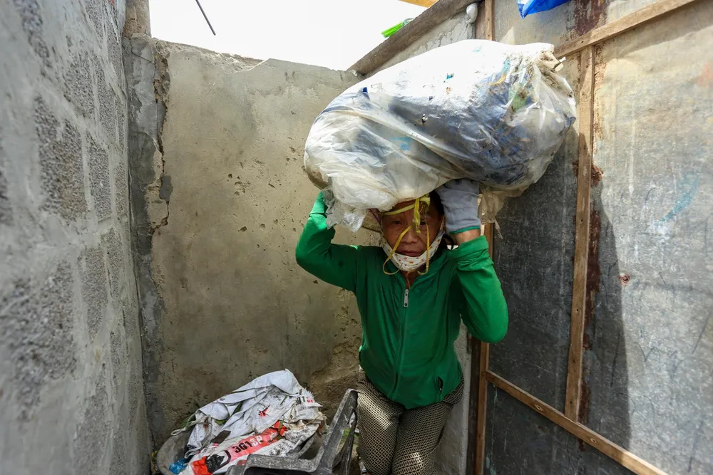 Bà Bùi Thị Bốn (63 tuổi) kể lại giây phút lấy bao che lên đầu khi cơn lốc quét qua. "Lần đầu tiên tôi chứng kiến một cơn gió mạnh như vậy" - bà Bốn nói. Bà Bùi Thị Bốn (63 tuổi) kể lại giây phút lấy bao che lên đầu khi cơn lốc quét qua. "Lần đầu tiên tôi chứng kiến một cơn gió mạnh như vậy" - bà Bốn nói.