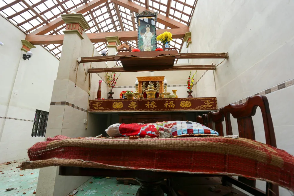 Nhiều căn nhà của người dân ở thị trấn Cửa Việt bị tốc mái hoàn toàn. Nhiều căn nhà của người dân ở thị trấn Cửa Việt bị tốc mái hoàn toàn.