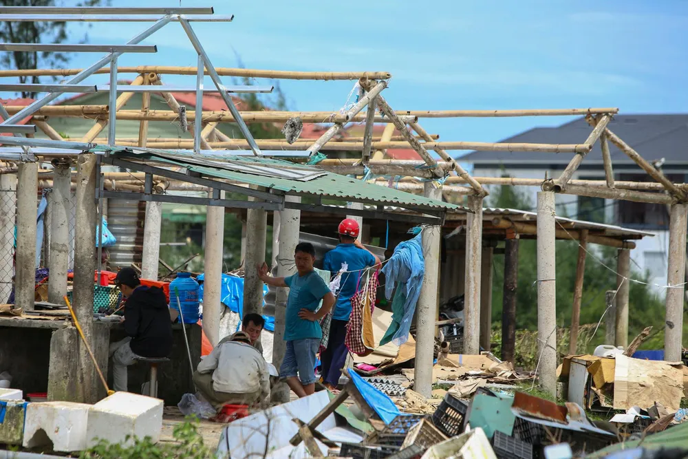 Trong ngày 29-9, nhiều gia đình tiến hành sửa chữa các căn nhà, ki ốt để ổn định cuộc sống và có thể sớm buôn bán trở lại. Trong ngày 29-9, nhiều gia đình tiến hành sửa chữa các căn nhà, ki ốt để ổn định cuộc sống và có thể sớm buôn bán trở lại.