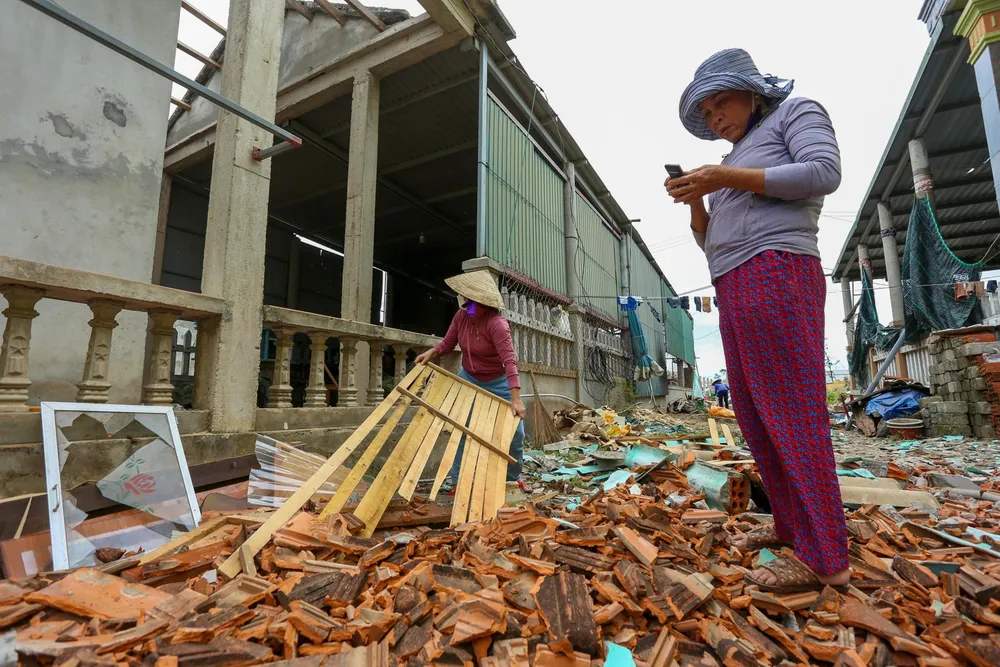 Nhiều người dân vẫn chưa hết bàng hoàng khi kể lại giây phút cơn lốc quét qua. Nhiều người dân vẫn chưa hết bàng hoàng khi kể lại giây phút cơn lốc quét qua.